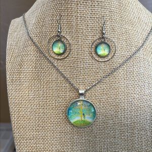 22295 Light green necklace and earrings.